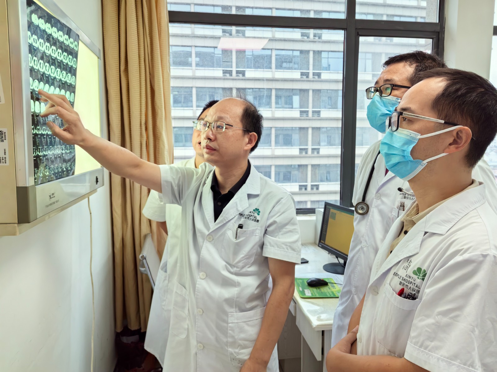 何成：医者仁心护呼吸 创新笃行践使命